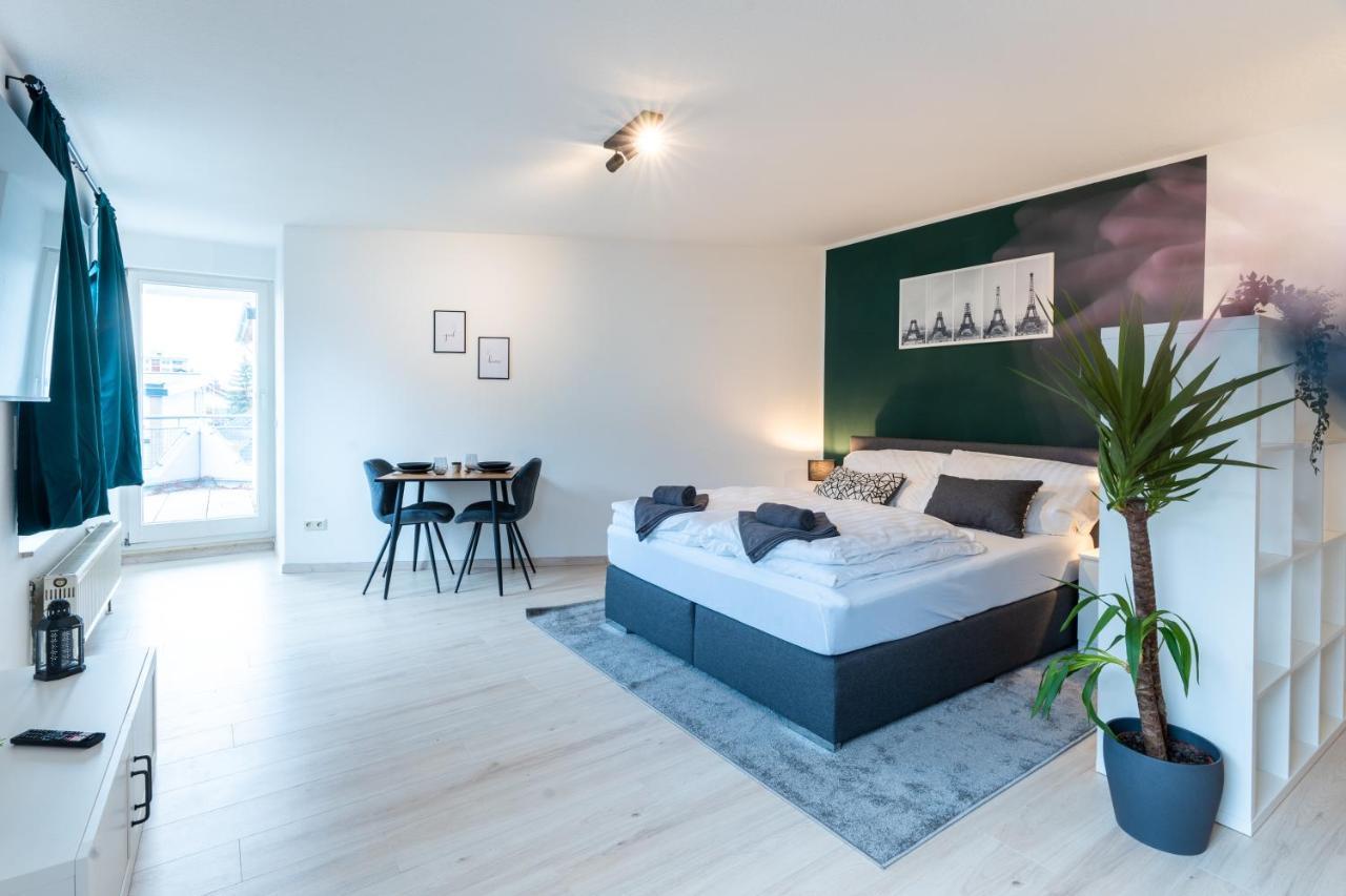 Mercedes I Stuttgart I Kitchen I Home Office I Parkplatz 伯布林根 外观 照片